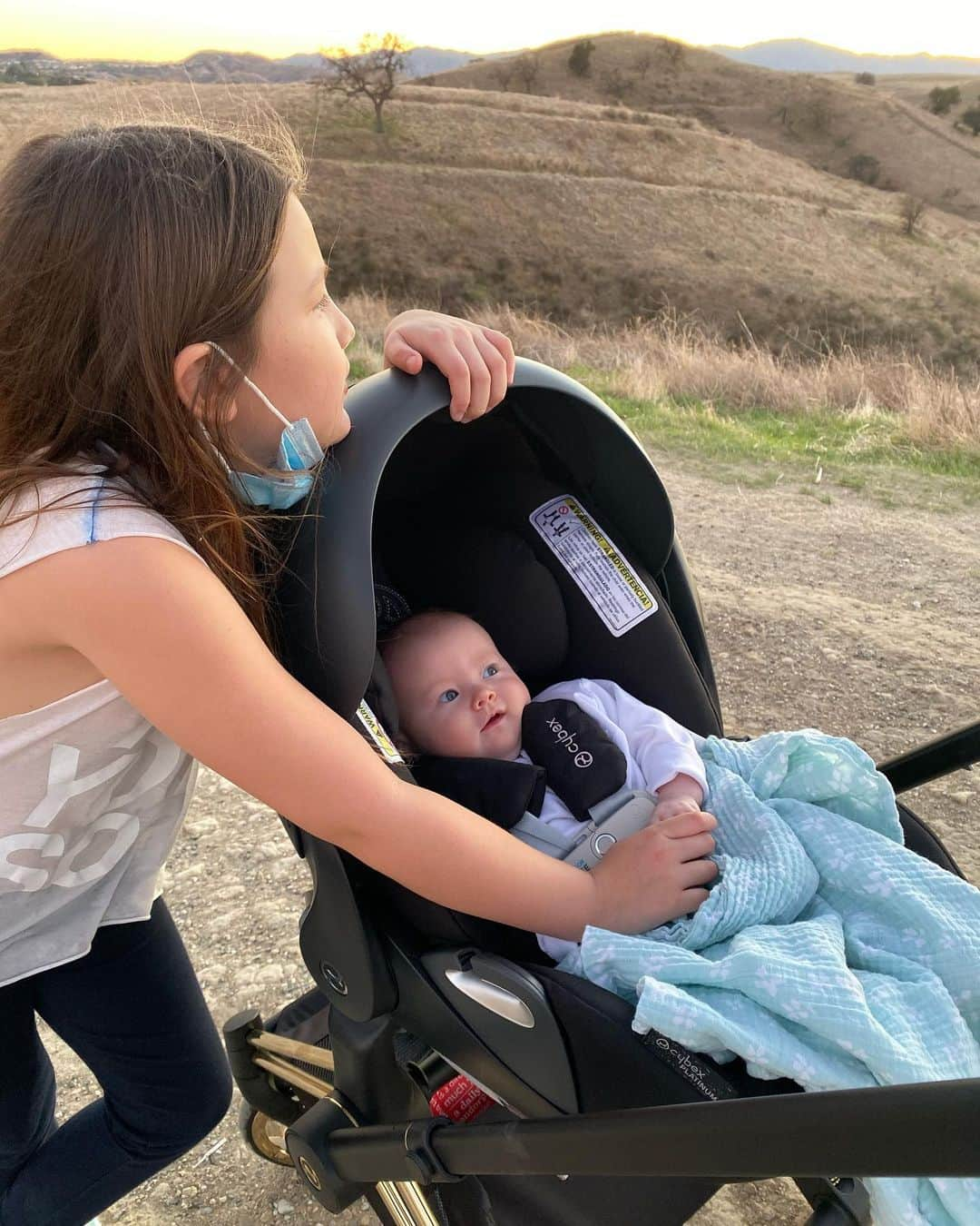 デヴォン青木さんのインスタグラム写真 - (デヴォン青木Instagram)「Loving this stroller that can get us to the top of the mountain no problem!  Thanks @itsjeremyscott @cybex @cybex_global ❤️we love it」1月19日 2時45分 - devonaoki