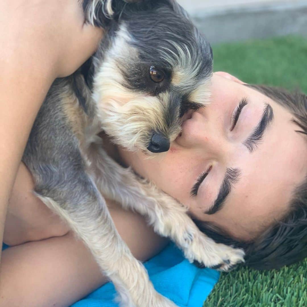 イライアス・ハーガーのインスタグラム：「🐶🥰」
