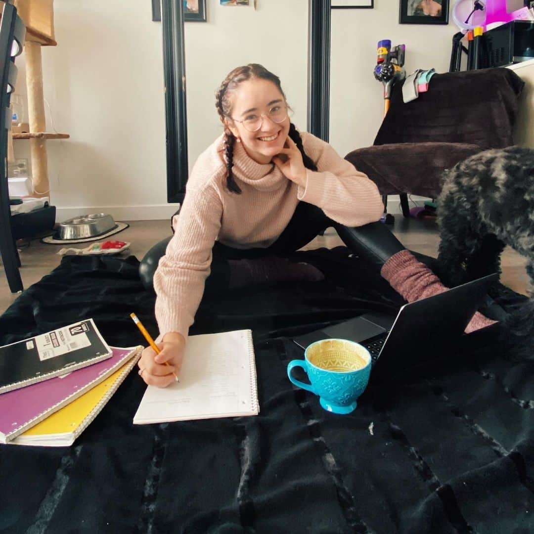 ケイトリン・オズモンドさんのインスタグラム写真 - (ケイトリン・オズモンドInstagram)「Yay! I’m so excited to be back in classes? 🙃🙃 • All kidding aside, I actually am excited to be back in classes. It gives my week a sense of structure during this never-ending lockdown.  • Today is about organizing and planning. I get stir crazy sitting at a table/desk. So I always have a blanket on the floor ready so I can stretch out while looking at course overviews... Yes, I know I’m weird!  • • #backtoschool #organizationday #imanoddball #collegelife #schoolfromhome」1月19日 2時59分 - kaetkiss