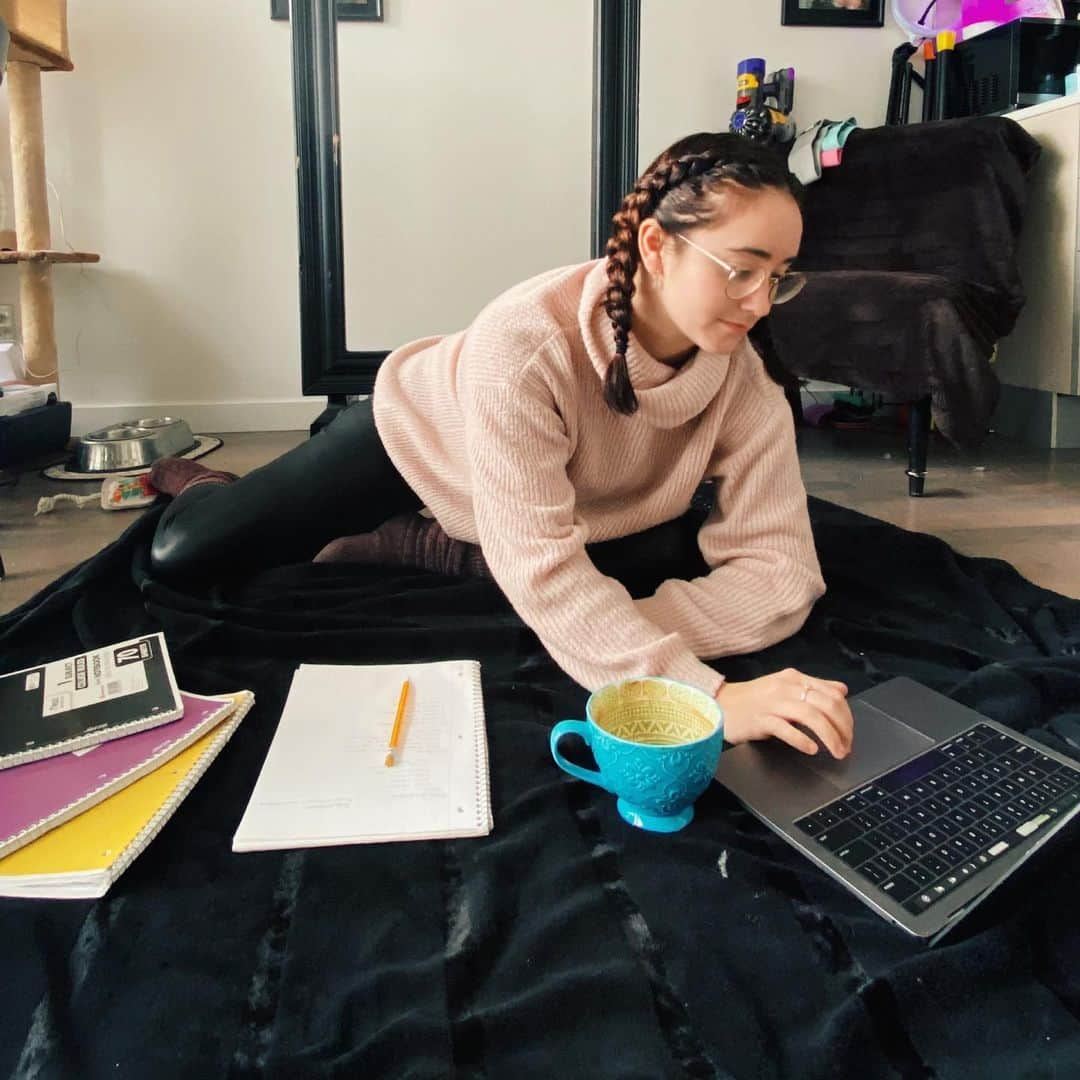 ケイトリン・オズモンドさんのインスタグラム写真 - (ケイトリン・オズモンドInstagram)「Yay! I’m so excited to be back in classes? 🙃🙃 • All kidding aside, I actually am excited to be back in classes. It gives my week a sense of structure during this never-ending lockdown.  • Today is about organizing and planning. I get stir crazy sitting at a table/desk. So I always have a blanket on the floor ready so I can stretch out while looking at course overviews... Yes, I know I’m weird!  • • #backtoschool #organizationday #imanoddball #collegelife #schoolfromhome」1月19日 2時59分 - kaetkiss