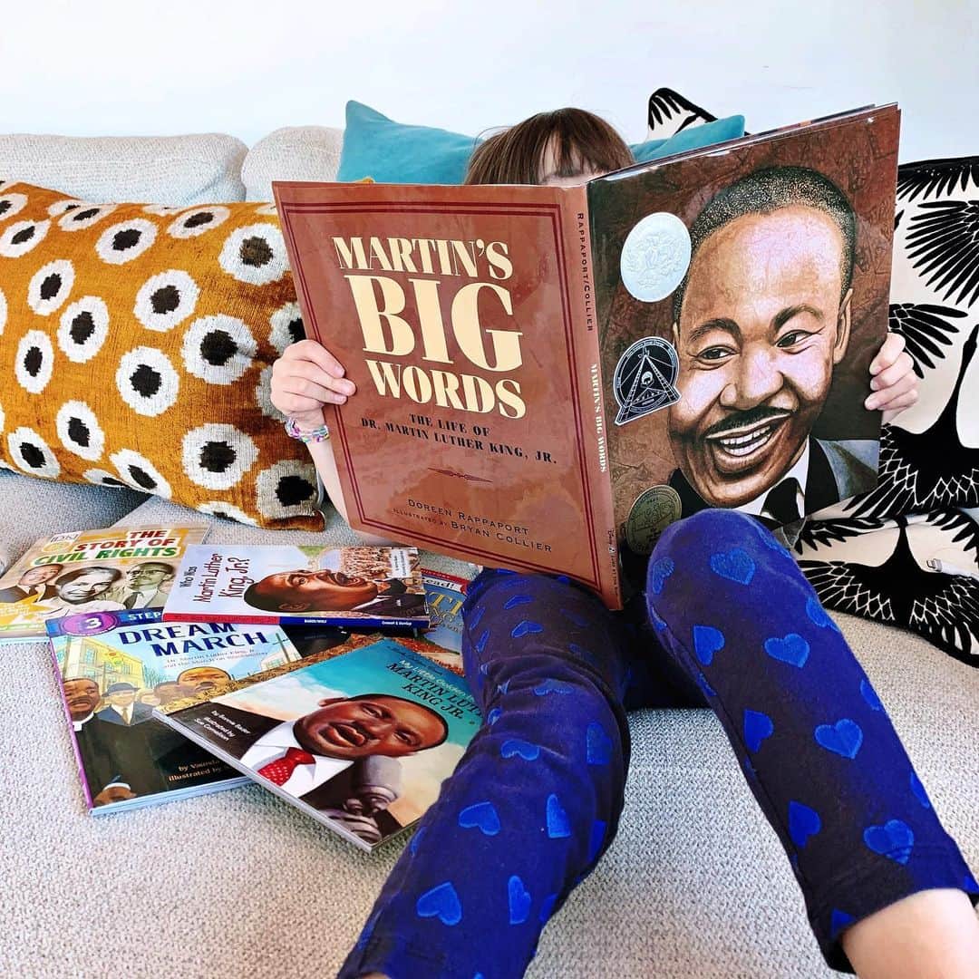 Ilana Wilesのインスタグラム：「Friday was Harlow’s last day of virtual school before they return in-person on Tuesday. She had “current events” slated as last period, but the teacher announced that they were going to use that time for everyone to get their things together to go back to the classroom. I was sitting right outside her room and could hear the teacher listing all of the stuff they needed to put in their backpacks. Then he asked if anyone had any questions. I guess Harlow raised her hand. The teacher called on her. “I have a question. Why aren’t we using this time to talk about Martin Luther King?” If you remember, Harlow’s old school put a lot of emphasis on the teachings of MLK Jr. and Harlow took that learning seriously (as she does most things) and had me read to her every children’s biography on him she could find. Her old school also has a school wide MLK assembly every year and she knew that’s what Mazzy was doing that day. Still, I was surprised to hear her be so bold to ask that in class! I think my face looked like 😮 as I waited for the teacher’s response. He told her that was a great question and that they would be discussing him in class on Tuesday. I had to smile. I don’t think I would’ve ever held my teacher accountable like that in 3rd grade! I also thought about the head of Harlow’s old school who passed away last year; the woman who instituted policies to make Black history such a big part of the curriculum long before my kids attended. I bet she used to hear similar stories from parents all the time as their kids left the school and used what they learned out in the world. After class was over, I told Harlow that I was proud of her for asking the question. “You just did something that Martin Luther King Jr wanted white allies to do— NOT BE SILENT!” Tonight, we are going to reread some of her MLK books (her request), so that she will be prepped for their class discussion tomorrow. I hope her teacher is ready!」