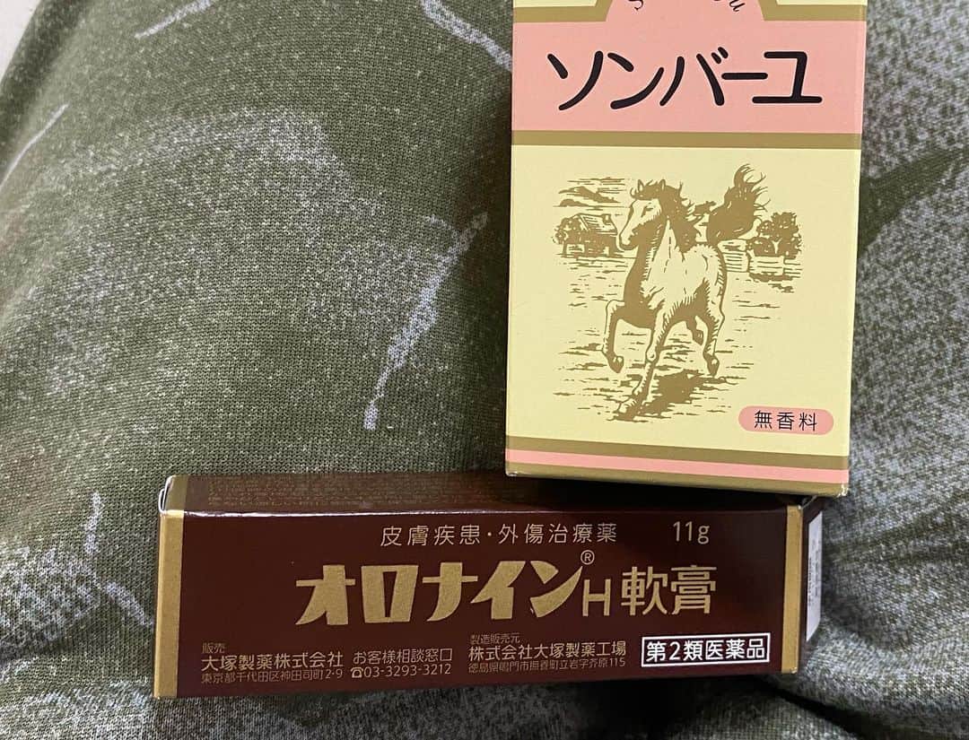 326のインスタグラム：「幼い頃はケガとか火傷とか常にしてて その度にばあちゃんに泣きついてはオロナインとか馬油とか塗ってもらってた 今日久しぶりに使った時、あの懐かしい匂いがフワッとして そのことを思い出しました おかげでだいぶ良くなりました」