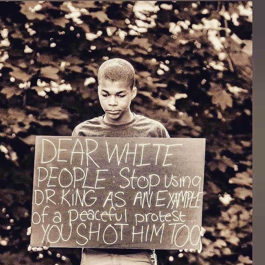 アマンダ・デ・カディネットのインスタグラム：「You can’t honor MLK by forgetting what really happened. Don’t just make it about pretty speeches. His was a fight against poverty and for the liberation of Black and other people of color. Act to dismantle systemic oppression - that’s what this moment and his legacy demands. Repost from @sistersong_woc」