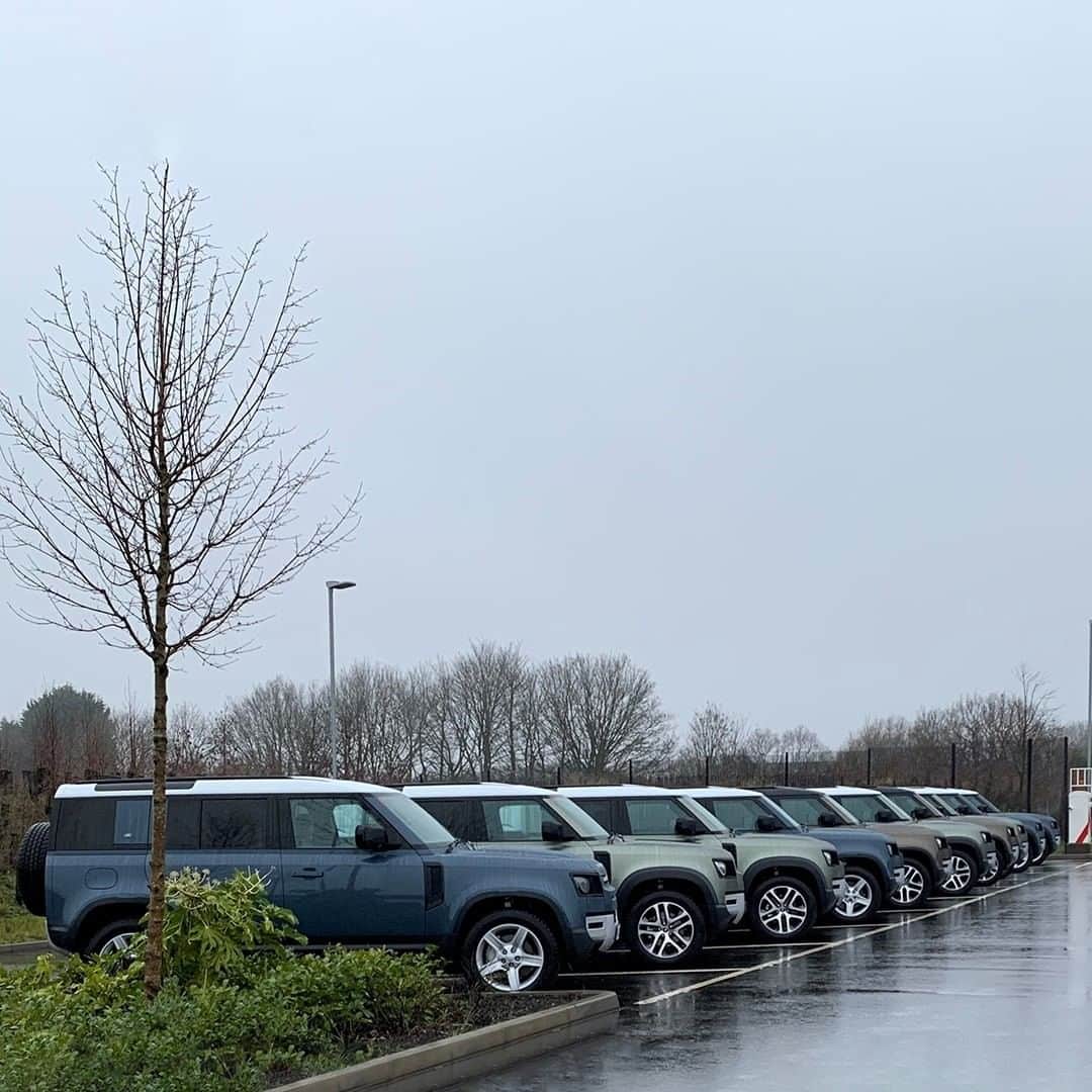 Land Roverさんのインスタグラム写真 - (Land RoverInstagram)「#LandRover is continuing to support the fight against Covid-19 by lending a fleet of new #Defender's to GPs, piloting two trials with the UK's @nhswebsite and introducing a rehabilitation scheme to help those with 'long Covid' return to work. Healthcare staff are utilising the vehicles in their work to help deliver vaccinations and vital medical equipment.   #TeamDefender #NewDefender #NHS #ThankYouNHS」1月19日 3時10分 - landrover