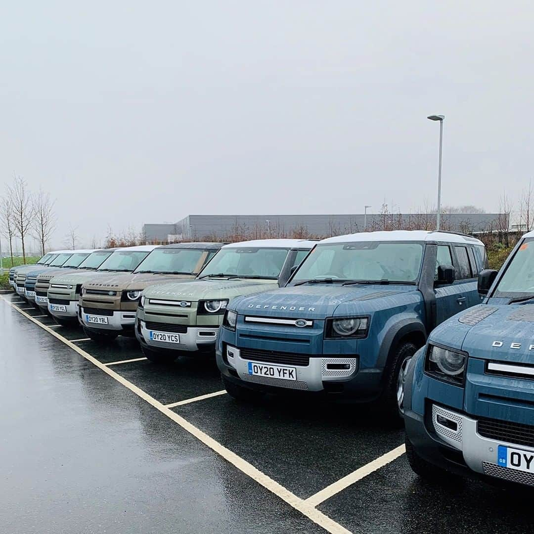 Land Roverさんのインスタグラム写真 - (Land RoverInstagram)「#LandRover is continuing to support the fight against Covid-19 by lending a fleet of new #Defender's to GPs, piloting two trials with the UK's @nhswebsite and introducing a rehabilitation scheme to help those with 'long Covid' return to work. Healthcare staff are utilising the vehicles in their work to help deliver vaccinations and vital medical equipment.   #TeamDefender #NewDefender #NHS #ThankYouNHS」1月19日 3時10分 - landrover