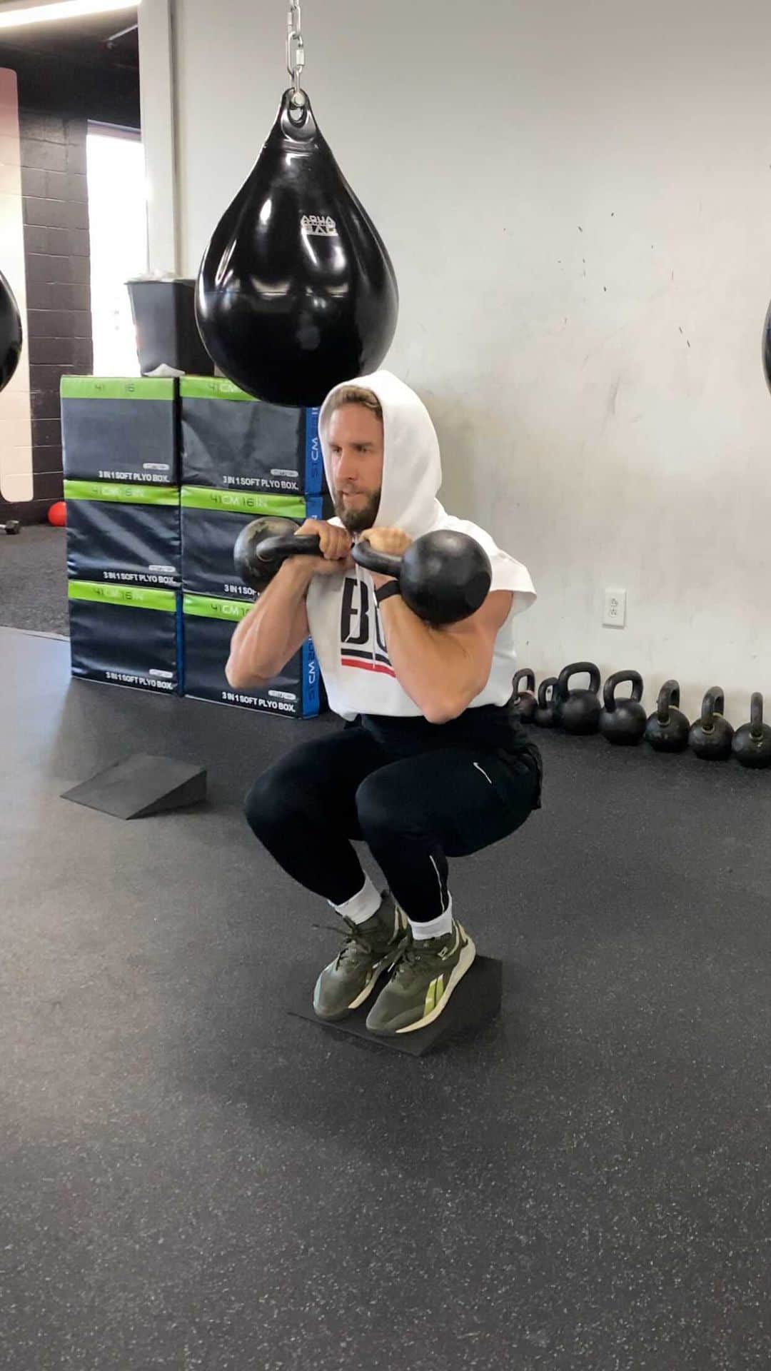 ショーン・ブースのインスタグラム：「Kicking off the week with some leg work (like every Monday @ BC). Here are two 🔥 moves from today’s class;  wedge offset KB squats & contralateral walking lunges 💪🏼 @boothcampgy x @mytrainercarmen . #groupfitness #workout #legday #personaltrainer #Nashville」