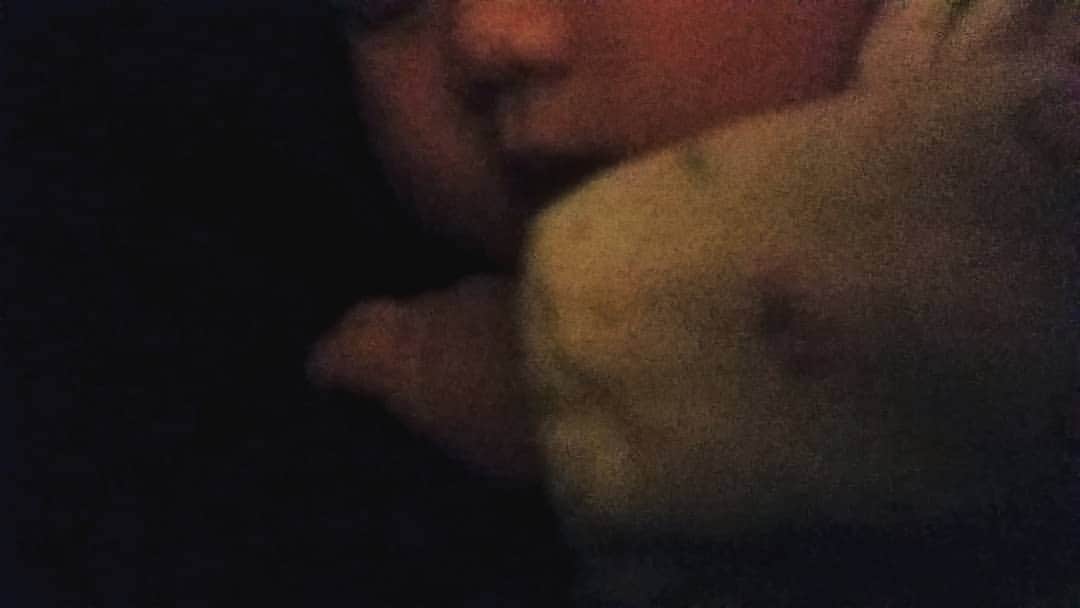 紘毅さんのインスタグラム写真 - (紘毅Instagram)「予防接種がよほど怖かったの今日は抱っこしてないと眠れないみたい。ママもこの子も起こさないようにそーっと☆よく頑張ったね。おやすみ🌜」1月19日 3時25分 - hirokinginging