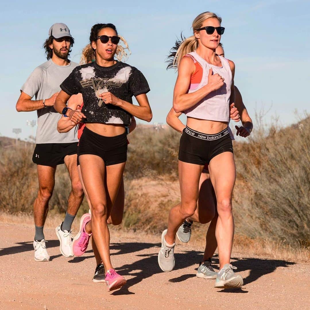 エマ・コバーンのインスタグラム：「I caught myself saying “Oh it’s a little chilly this morning” when I started my run. It was 60 degrees and sunny 😎. And on my third week of training in Arizona, I officially became a baby with *cold* weather 🙈 (not too long ago I was happy when it was above zero on my runs in crested butte!) #trainingcamp #warmweather #notmadaboutit」