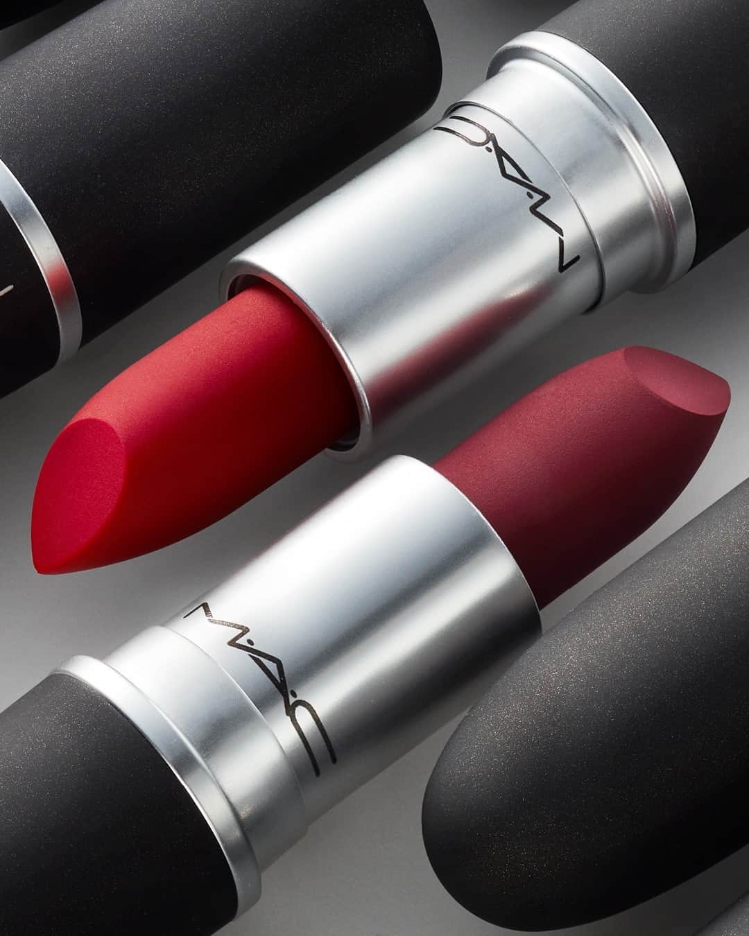 のインスタグラム：「One kiss is never enough 💋. Treat your lips to the matte that moisturizes lips for eight whole hours with award-winning Powder Kiss Lipstick in Burning Love and Werk, Werk, Werk. #MACPowderKiss」