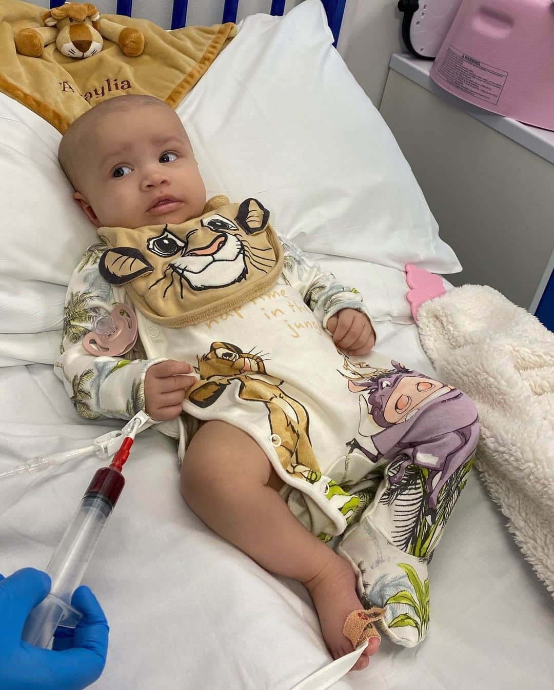 アシュリー・ケインのインスタグラム：「Today was by far the biggest day of our lives. One that we have been hoping, wishing and praying for. The day Azaylia received her stem cell transplant and begins the toughest journey imaginable to save her precious life! We believe in you princess. You are strong, you are mighty, you are courageous and God is with you! 🙏🏾 You got this Likkle Lion. We love you! ❤️ LETS GO CHAMP! 💫」