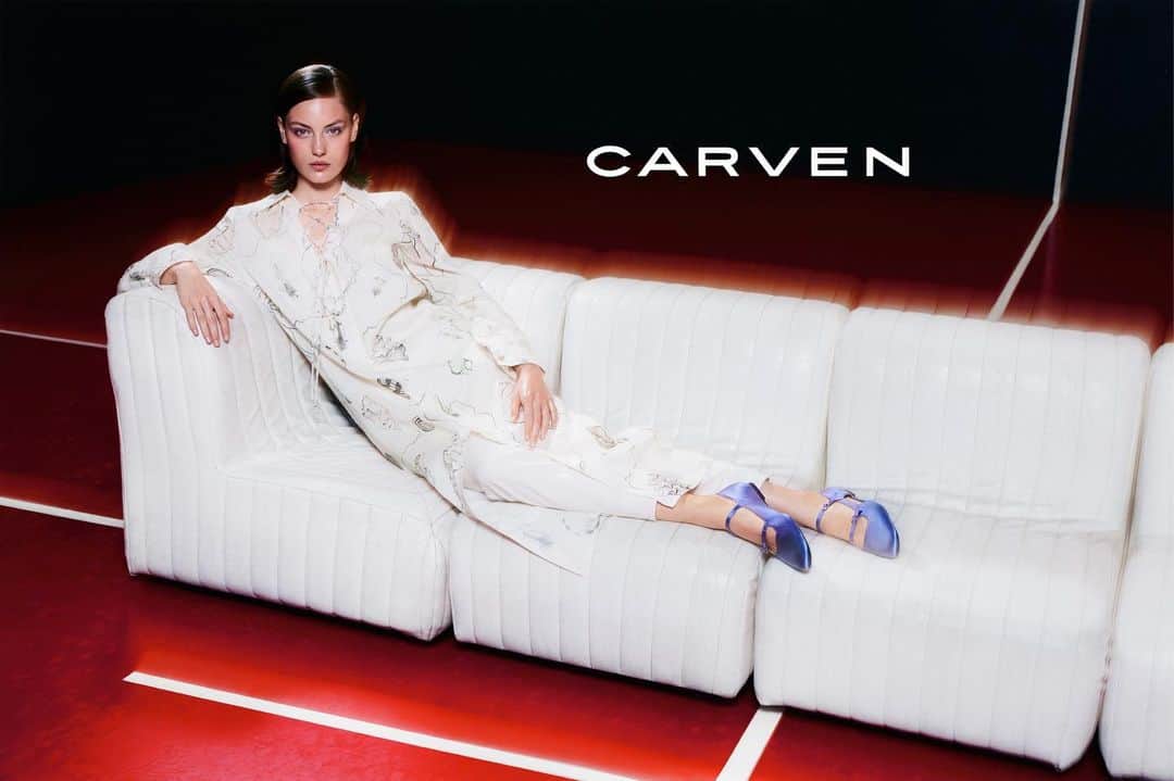 のインスタグラム：「Introducing #Carven Spring-Summer 2021 Collection  Artistic direction @olivierleone Photographer @carlijnjacobs Video @axelmorin_ Stylist @victoiresimonney Image @carlafrediani & @yoannetmarco Model @carolineknudsen_ Choreographer @ericvonchristison Hair @ramoneyluv Makeup @karinwesterlundd Manicure @beatrice_eni Set design @corentin_still  Casting @ikki_casting Production @white_dot_prod Sound design @lauriedarmon  A pop-chic spirit, a movement between the strange and the casual, between the mysterious and the iconic, #Carven Spring-Summer 2021 Collection is now available in stores and on www.carven.com   #CARVENSS21」