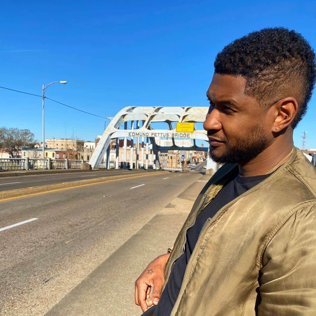 アッシャーのインスタグラム：「I decided to celebrate this day by visiting this historical site, where brave men and women protestested for the change we see today. It’s an honor to be walking in your footsteps here in Selma, Alabama.  #PettusBridge #MLKDay #civilrights #roadtrip」