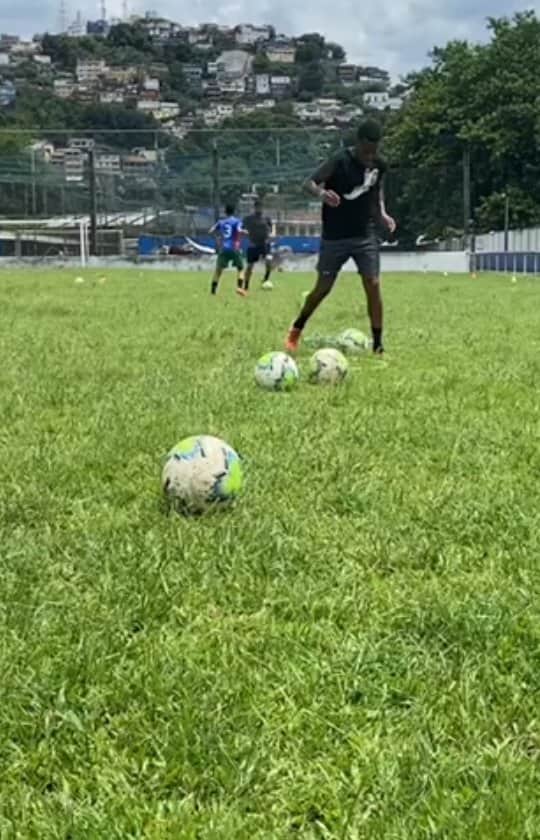 ロビーニョのインスタグラム：「@william9souzaa e @adan_jc ⚽❤️  Obrigado Deus 🙌🏾」