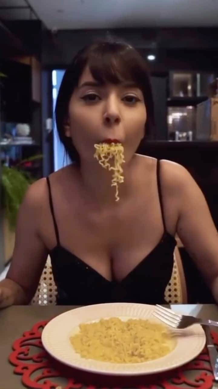 Gabriela Salesのインスタグラム：「“Então me ajude a segurar essa barra que é gostar de comer iê dig dig dig ê”. Mais uma vez essa música do Raça Negra me representando  👁👄👁」