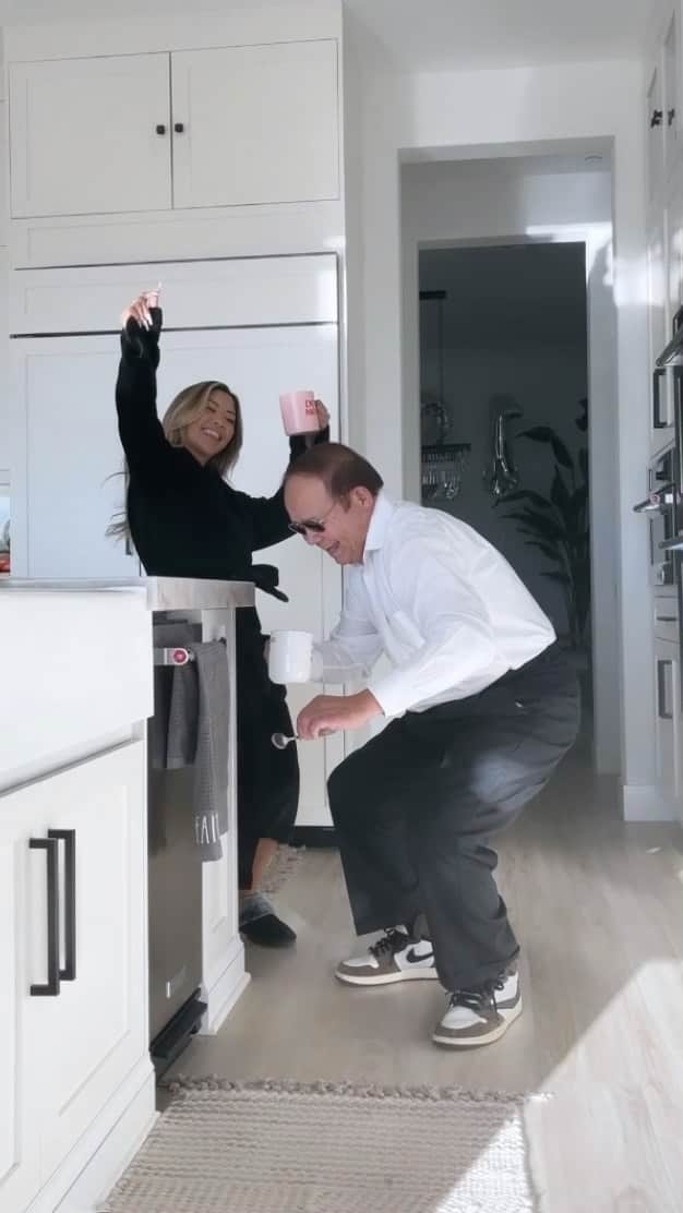 リアン Vのインスタグラム：「Tiktok is taking over our life 😂 #bussitchallenge」