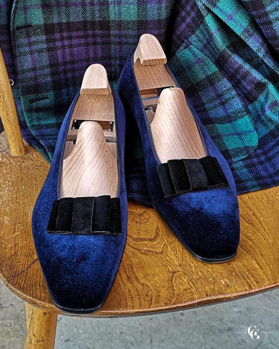 ガジアーノ&ガーリングのインスタグラム：「The Lancaster In Navy Velvet on the SL14 last. A Beautiful, unique evening shoes. . . . . . . . .  #menstyle #classicshoes #elegantshoes #handwelted #handmadeshoes #classicfootwear #stylish #shoemaker #mensfootwear #bespokemakers #fashion #brspokemakers #bespokeshoes #mensfashion #madeinengalnd  #mensshoes #menswear #shoesoftheday #shoestagram #shoestyle #shoes」