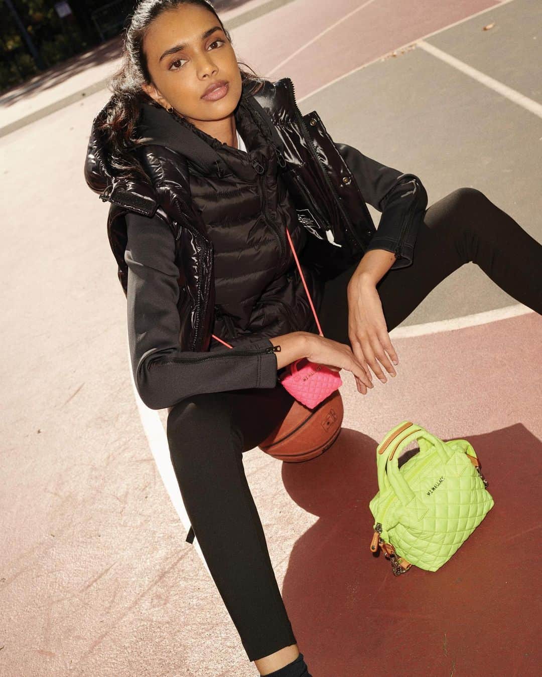 MZウォレスのインスタグラム：「Liven up winter neutrals and basic black with a pop of neon — our Micro Sutton and Tiny Metro Tote are just the thing. Tap to brighten up your wardrobe.」