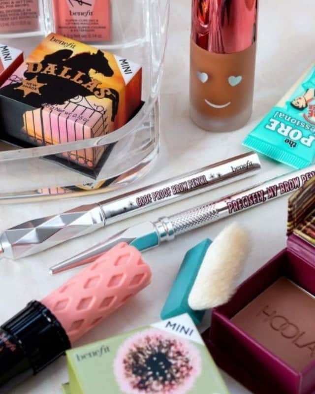 Benefit Cosmetics UKさんのインスタグラム写真 - (Benefit Cosmetics UKInstagram)「Have you spotted your Benefit fave? 😍 How many of these beauties do you own? A. 1-3 B. 4-6 C. 7+」1月19日 4時04分 - benefitcosmeticsuk