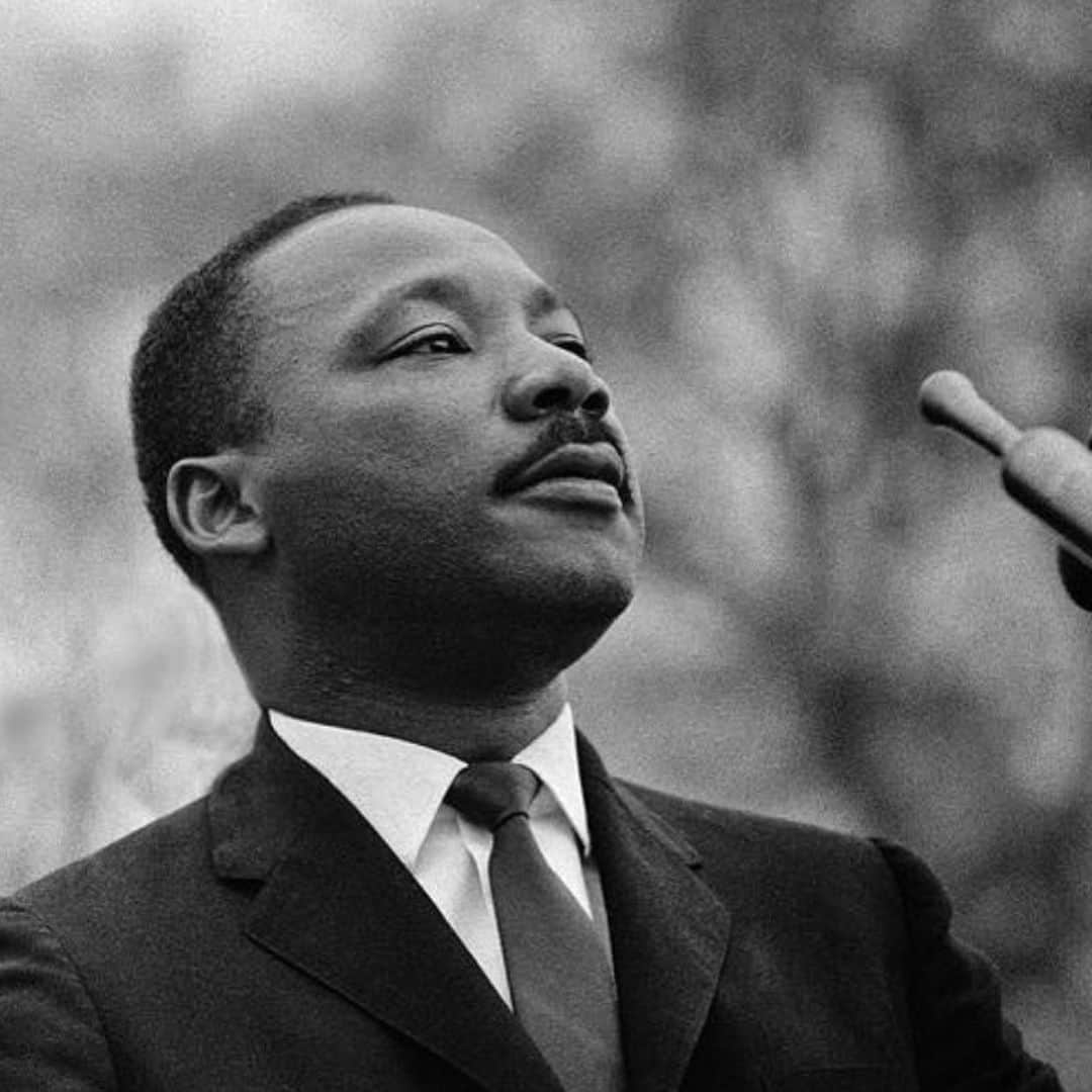 ズーイー・デシャネルさんのインスタグラム写真 - (ズーイー・デシャネルInstagram)「“The time is always ripe to do right”. Today we honor Dr. Martin Luther King, Jr. for his leadership, legacy and for his long fight to make the world a better place. Through his inspiration, we recognize how far we’ve come and how far we still have to go. Art by @queenbemonyei  and @nettdesigns 🖤」1月19日 4時10分 - zooeydeschanel