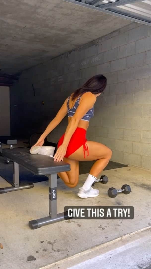 Danielle Robertsonのインスタグラム：「WORKOUT HACK   Have you ever felt the struggle of getting into your Bulgarian split squat stance? Give this simple technique a try!   You concentrate on those 🍑 gains, I’ll handle the rest! @datbootybydb」
