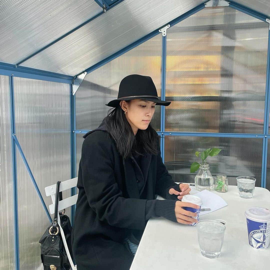 金原杏奈のインスタグラム：「Work from cafe (outside seating only) 💻」