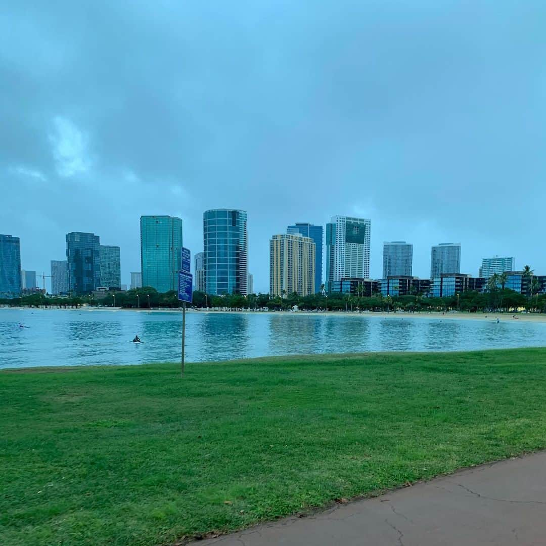 飯島寛子さんのインスタグラム写真 - (飯島寛子Instagram)「Good morning from Hawaii. 曇った天気も雨の日も好きです。 心の中のものを洗い流してくれるし落ち着きます。 久しぶりにカレーが食べたくなっちゃった。 朝一空いて時間に必要なものを必要な分だけ購入して帰る。 Stay homeでお仕事励みます。 Have a wonderful day!!   #alamoanapark  #fellowshiprun  #ハワイ暮らし #ハワイを走ろう #ハワイの海」1月19日 4時21分 - hirokoiijima