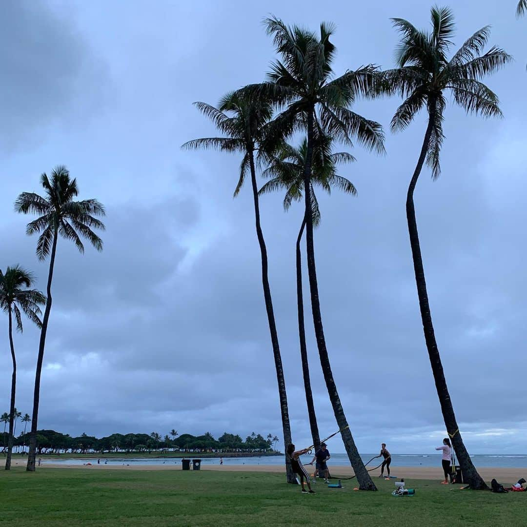 飯島寛子さんのインスタグラム写真 - (飯島寛子Instagram)「Good morning from Hawaii. 曇った天気も雨の日も好きです。 心の中のものを洗い流してくれるし落ち着きます。 久しぶりにカレーが食べたくなっちゃった。 朝一空いて時間に必要なものを必要な分だけ購入して帰る。 Stay homeでお仕事励みます。 Have a wonderful day!!   #alamoanapark  #fellowshiprun  #ハワイ暮らし #ハワイを走ろう #ハワイの海」1月19日 4時21分 - hirokoiijima