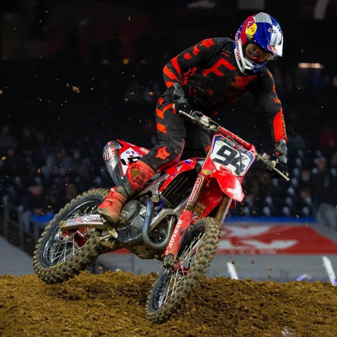 Honda Powersports USさんのインスタグラム写真 - (Honda Powersports USInstagram)「RED RIDER RACE REPORT  SUPERCROSS   The highly anticipated 2021 AMA Supercross season kicked off on Saturday in Houston, where Team Honda HRC’s Ken Roczen @kenroczen94 rode his factory CRF450R to a runner-up result, while mistakes and bad luck limited teammate Chase Sexton @chasesexton to 14th in his 450SX debut. In 250SX East racing, Jett Lawrence @jettson18 showed great speed by posting the best qualifying time and placing third in his heat race, but unfortunate mistakes in the main event held him to sixth at the finish.   ARENACROSS   Although the competition put up more of a fight at the second AMA Arenacross series stop, in Lubbock, Texas, than they had at the opener, Phoenix Racing Honda rider Kyle Peters @kylepeters was able to keep his undefeated streak alive, topping all four main events aboard his CRF250R.  NGPC   The AMA NGPC series kicked off this weekend at Mesquite MX in Northwest Arizona, and SLR Honda @slr_honda had a respectable showing, with Cole Martinez @colemartinezz taking second in 450 Pro, Tallon LaFountaine @tallonlafountaine doing likewise in Pro 2 and Evan Stice @stice_316 topping the Open A division.  #ridered」1月19日 4時26分 - honda_powersports_us