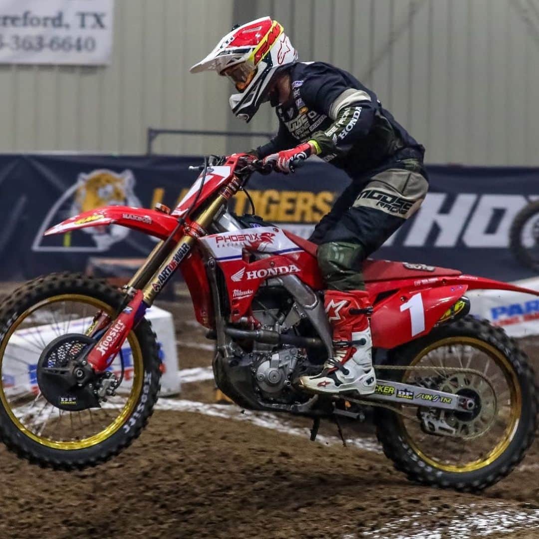 Honda Powersports USさんのインスタグラム写真 - (Honda Powersports USInstagram)「RED RIDER RACE REPORT  SUPERCROSS   The highly anticipated 2021 AMA Supercross season kicked off on Saturday in Houston, where Team Honda HRC’s Ken Roczen @kenroczen94 rode his factory CRF450R to a runner-up result, while mistakes and bad luck limited teammate Chase Sexton @chasesexton to 14th in his 450SX debut. In 250SX East racing, Jett Lawrence @jettson18 showed great speed by posting the best qualifying time and placing third in his heat race, but unfortunate mistakes in the main event held him to sixth at the finish.   ARENACROSS   Although the competition put up more of a fight at the second AMA Arenacross series stop, in Lubbock, Texas, than they had at the opener, Phoenix Racing Honda rider Kyle Peters @kylepeters was able to keep his undefeated streak alive, topping all four main events aboard his CRF250R.  NGPC   The AMA NGPC series kicked off this weekend at Mesquite MX in Northwest Arizona, and SLR Honda @slr_honda had a respectable showing, with Cole Martinez @colemartinezz taking second in 450 Pro, Tallon LaFountaine @tallonlafountaine doing likewise in Pro 2 and Evan Stice @stice_316 topping the Open A division.  #ridered」1月19日 4時26分 - honda_powersports_us