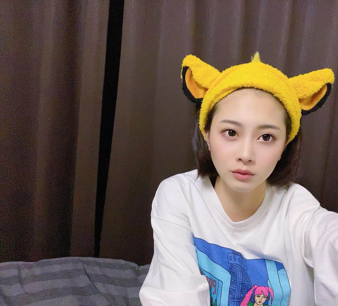 和田安佳莉のインスタグラム：「このヘアバンドが欲しいんや。 . #つのはえた #定期お泊まり会 #勝手に愛用」