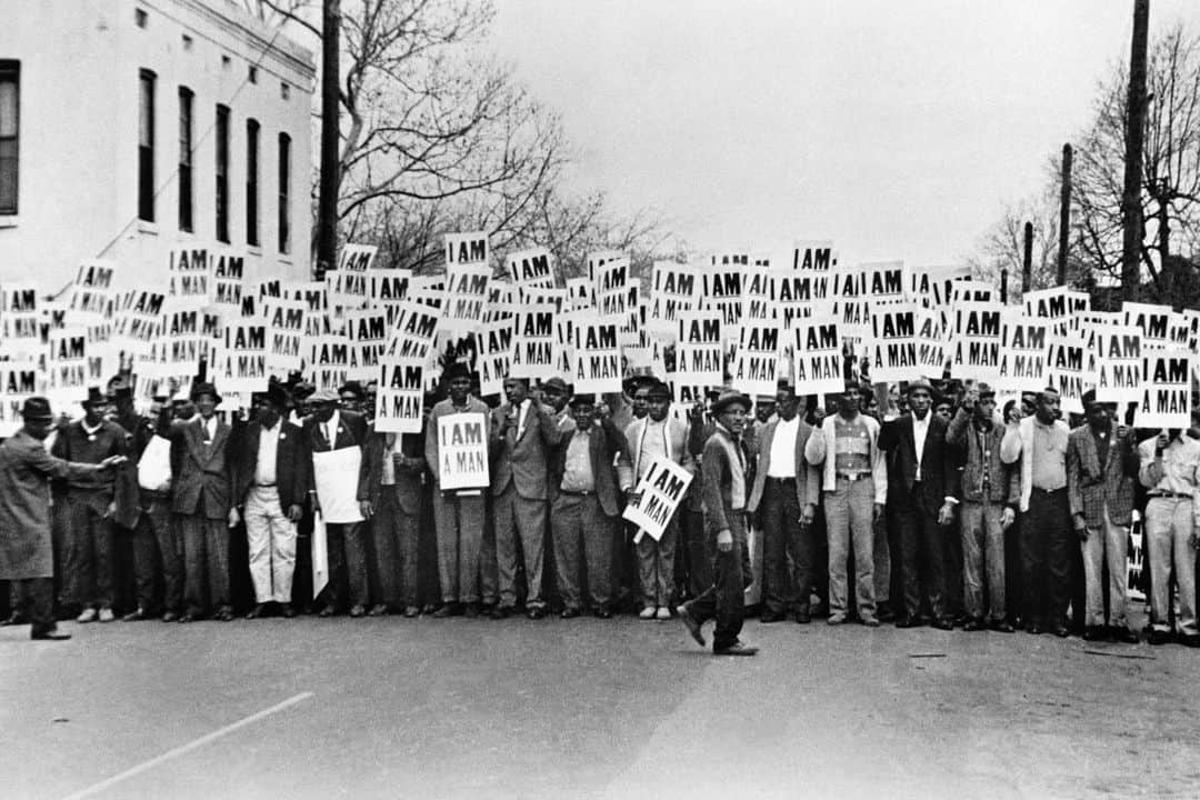 TED Talksさんのインスタグラム写真 - (TED TalksInstagram)「This piece by @HankWillisThomas was inspired by Ernest Withers’s photo of the 1968 Memphis Sanitation Workers March (swipe to see the image). Joined by Dr. Martin Luther King Jr., these men and women came together to assert their humanity and stand up against segregation, holding signs that said: “I am a man.” That slogan has been historically utilized to oppose the racist idea that Black Americans are less than their white counterparts. In his work, Thomas often juxtaposes time periods, using art to start conversations about how our past shows up in our present. “The phrase I grew up with wasn't ‘I am a man,’ it was ‘I am the man,’” he says. “So I decided to remix that text in as many ways as I could think of. I like to think of the top line as a timeline of American history, and the last line as a poem.” Visit the link in our bio to watch Thomas’s TED Talk with his mother, photographer Deborah Willis, and how they are challenging the repeated narratives about Black life and Black joy through their art. #MLKDay」1月19日 4時32分 - ted