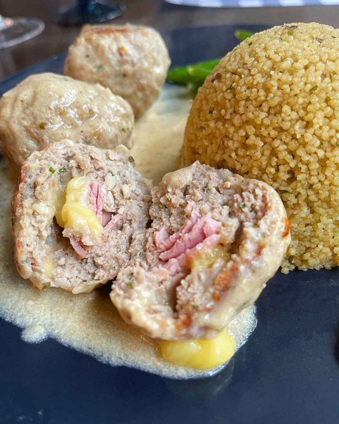 Sascha Barbozaさんのインスタグラム写真 - (Sascha BarbozaInstagram)「Albóndigas de pavo rellenas. Estas albóndigas quedan increíbles, nada secas, con muchísimo sabor, y la salsa es tan deliciosa que vas a querer comerte hasta la última gota de tu plato.   Medio kilo de pavo molido. 1 huevo. 1/4 de taza de pan integral rallado, yo usé panko  gluten free. 1 cucharadita de perejil seco. 1 diente de ajo machacado. Sal y pimienta al gusto. * opcional si las quieres más suculentas 1/4 de taza de parmesano.  Pre calienta el horno a 425 F. Engrasar con aceite de oliva en la bandeja, humedece tus manos con agua y haz las bolas para las albóndigas, hazles un agujero y allí le pones un cuadrito de queso, no usé uno vegano pueden usar mozzarella, y un cuadrito de jamón. Cierra bien la albóndiga, hornearlas por 20 minutos.  Mientras tanto haz la salsa, necesitarás:.  Una cucharada de ghee o mantequilla. 1 cucharada de harina integral. 1/4 taza de vino blanco.  1 taza de caldo de pollo, preferiblemente bajo en sodio. 1/2 taza de leche de vaca 1%. O la que prefieras. 1 cucharada de mostaza Dijon. La mitad de medio limón, es decir no es medio limón, esa mitad la exprimes pero no completamente. Limón amarillo: en Venezuela le decimos limón a todo pero acá Lima es el verde y limón es el amarillo. 1 cucharadita de perejil seco.  Sal y pimienta.  En una sartén un poco profunda la temperatura media derrite la mantequilla, una vez derretida agrega la harina, bate bien por aproximadamente 30 segundos, luego agrega el vino, sigue revolviendo de 30 a 60 segundos, luego agrega el caldo, leche, deja que espese un poco y luego agrega la mostaza, limón, perejil, sal y pimienta. La salsa debe tener una consistencia líquida pero algo cremosa, no es muy espesa.  Saca las albóndigas del horno, mételas en la sartén, bañeras con la salsa, tapa la sartén y deja que cocine unos cinco minutos más.」1月19日 4時43分 - saschafitness