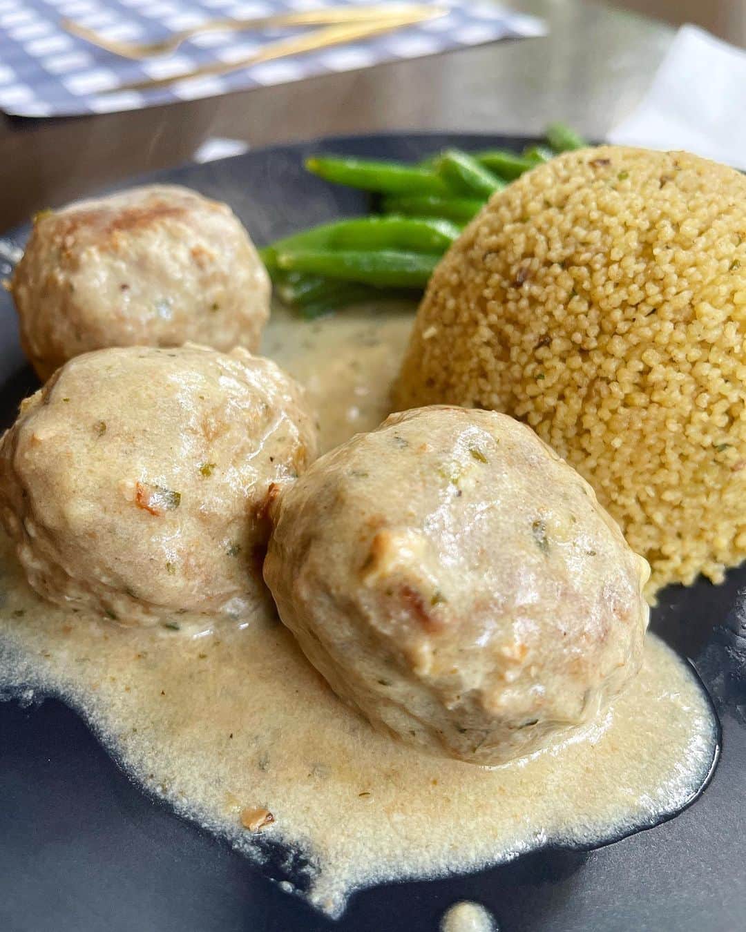 Sascha Barbozaのインスタグラム：「Albóndigas de pavo rellenas. Estas albóndigas quedan increíbles, nada secas, con muchísimo sabor, y la salsa es tan deliciosa que vas a querer comerte hasta la última gota de tu plato.   Medio kilo de pavo molido. 1 huevo. 1/4 de taza de pan integral rallado, yo usé panko  gluten free. 1 cucharadita de perejil seco. 1 diente de ajo machacado. Sal y pimienta al gusto. * opcional si las quieres más suculentas 1/4 de taza de parmesano.  Pre calienta el horno a 425 F. Engrasar con aceite de oliva en la bandeja, humedece tus manos con agua y haz las bolas para las albóndigas, hazles un agujero y allí le pones un cuadrito de queso, no usé uno vegano pueden usar mozzarella, y un cuadrito de jamón. Cierra bien la albóndiga, hornearlas por 20 minutos.  Mientras tanto haz la salsa, necesitarás:.  Una cucharada de ghee o mantequilla. 1 cucharada de harina integral. 1/4 taza de vino blanco.  1 taza de caldo de pollo, preferiblemente bajo en sodio. 1/2 taza de leche de vaca 1%. O la que prefieras. 1 cucharada de mostaza Dijon. La mitad de medio limón, es decir no es medio limón, esa mitad la exprimes pero no completamente. Limón amarillo: en Venezuela le decimos limón a todo pero acá Lima es el verde y limón es el amarillo. 1 cucharadita de perejil seco.  Sal y pimienta.  En una sartén un poco profunda la temperatura media derrite la mantequilla, una vez derretida agrega la harina, bate bien por aproximadamente 30 segundos, luego agrega el vino, sigue revolviendo de 30 a 60 segundos, luego agrega el caldo, leche, deja que espese un poco y luego agrega la mostaza, limón, perejil, sal y pimienta. La salsa debe tener una consistencia líquida pero algo cremosa, no es muy espesa.  Saca las albóndigas del horno, mételas en la sartén, bañeras con la salsa, tapa la sartén y deja que cocine unos cinco minutos más.」