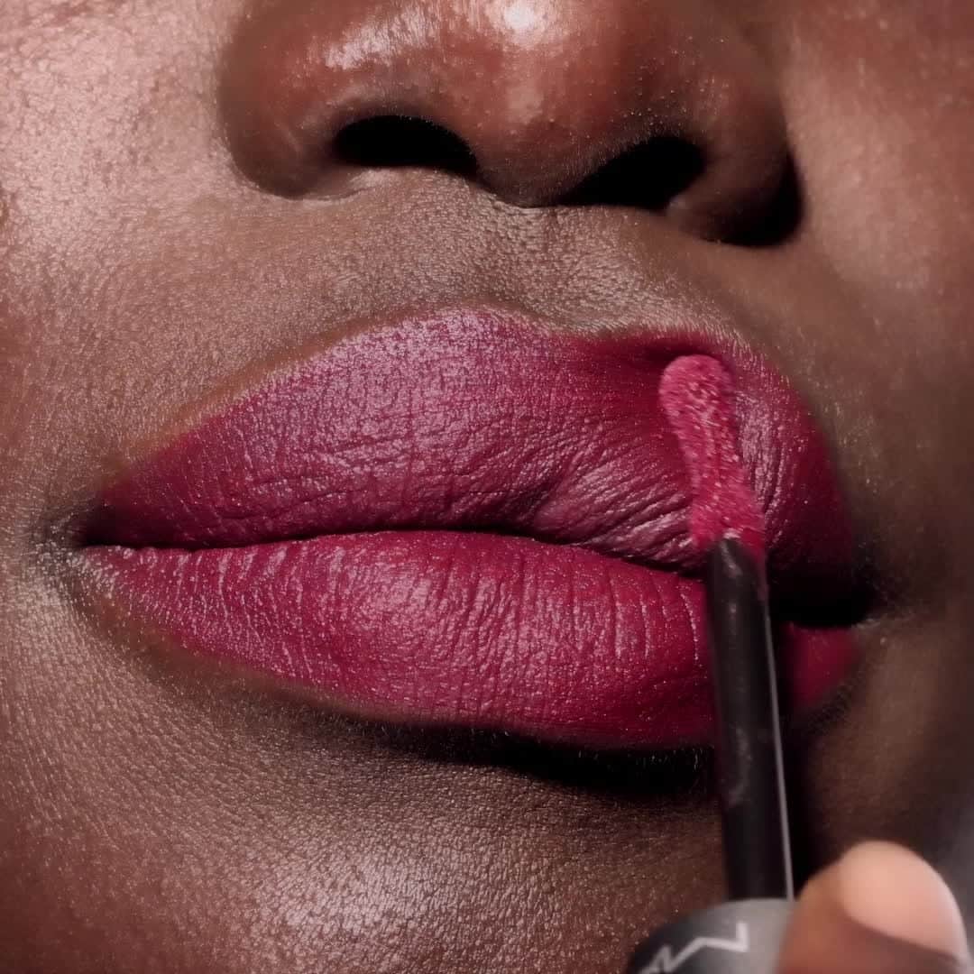 のインスタグラム：「Feels ultra-soft, looks mega-bold. Experience the Liquid Lipcolour that reinvented matte to moisturize for ten whole hours with Powder Kiss Liquid Liocolour – now in nine bold new hues. #MACPowderKiss」