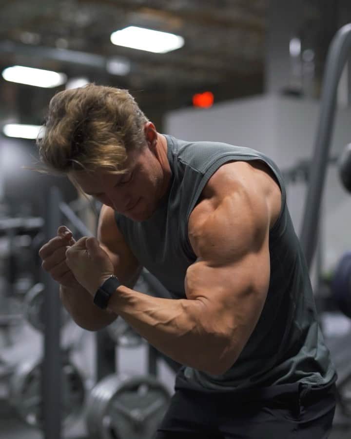 スティーブ・クックのインスタグラム：「Super- setting arms is one of the most rewarding feeling in the gym as a bodybuilder! Love how much work can be done in a relatively short period of time and how much blood gets forced into the arms.   Here’s a work out from the @fitnessculturetraining program. Show some live by liking the post!   Lesss gooo 🔥🔥  1️⃣a. Neutral grip BB curl - 10/8/6/6 Superset  1️⃣b. banded French press - 12/10/8/6  2️⃣a. Zottman Curl - 8/8/8 Superset 2️⃣b . Single arm reverse cable ext -12/12/12  3️⃣a. Ez Bar preacher curl 8/8/8 Superset  3️⃣b. DB Skull Crusher 10/8/6」
