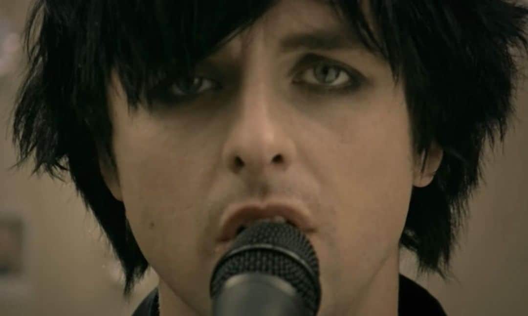 Rock Soundのインスタグラム：「Green Day's massive ballad '21 Guns' has been certified Gold in the UK. That's the equivalent of 400,000 sales.   What Green Day song can't you help but sing along to everytime that it comes on?」