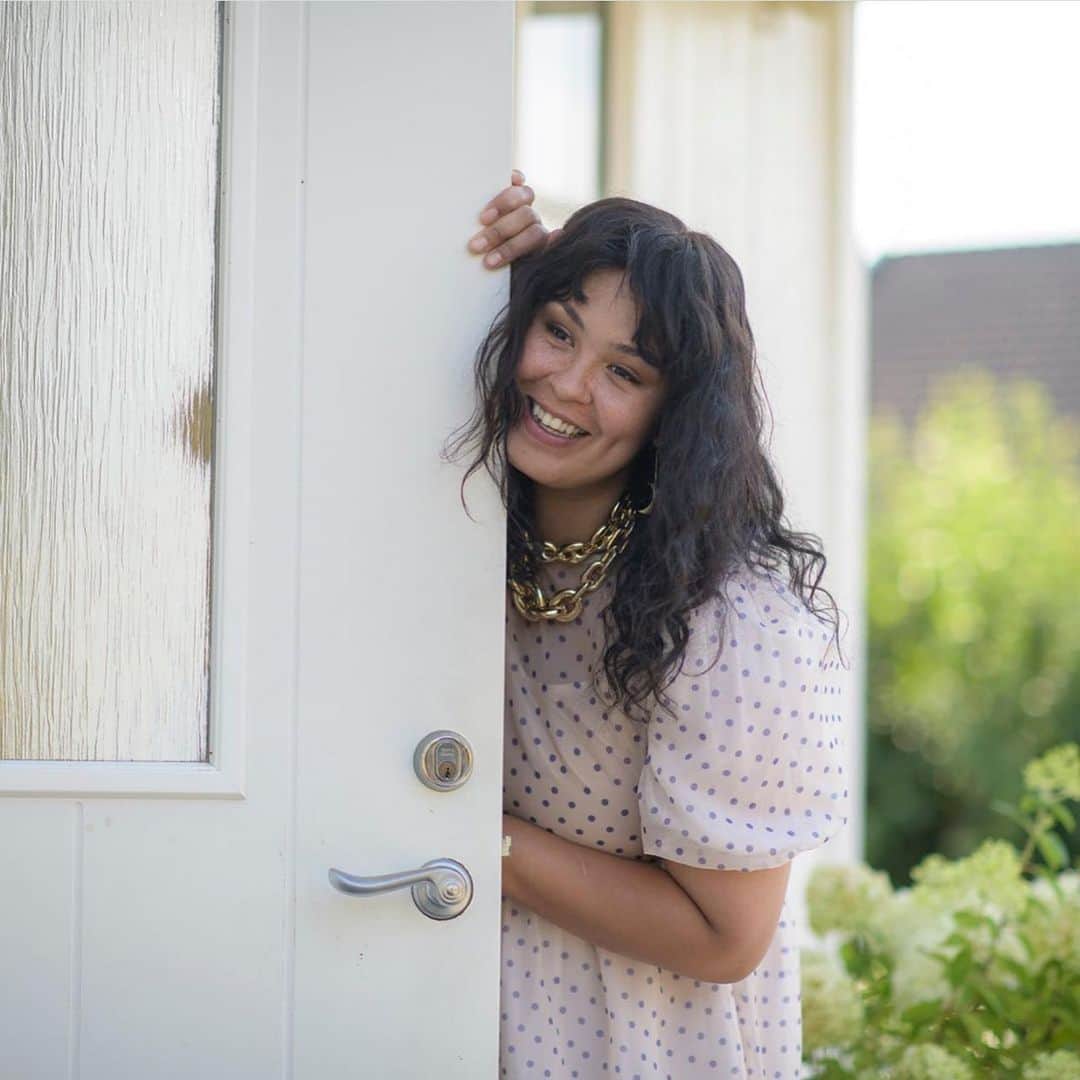 バイティモのインスタグラム：「@mariamena_official looking lovely and summer fresh in our dresses on her episode of @tv2_hgvm 🌞 Thank you for being you! #bytimo #youarebeautiful」