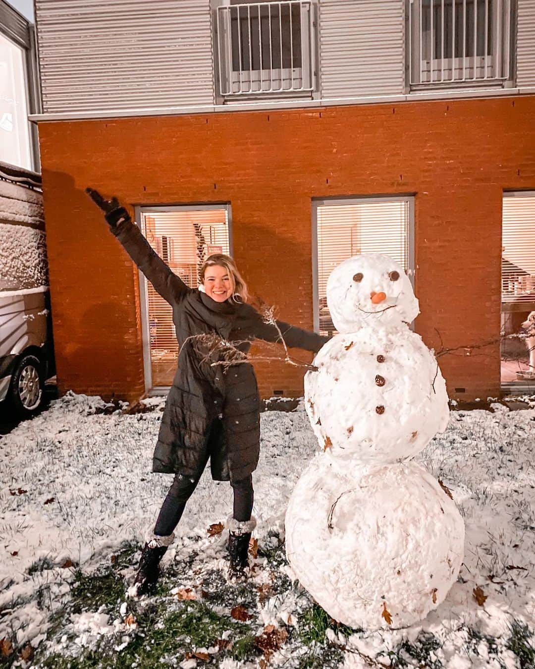 ニキ・ヴォリーズのインスタグラム：「Swipe to see all the effort it took to build my little man ⛄️❄️..」
