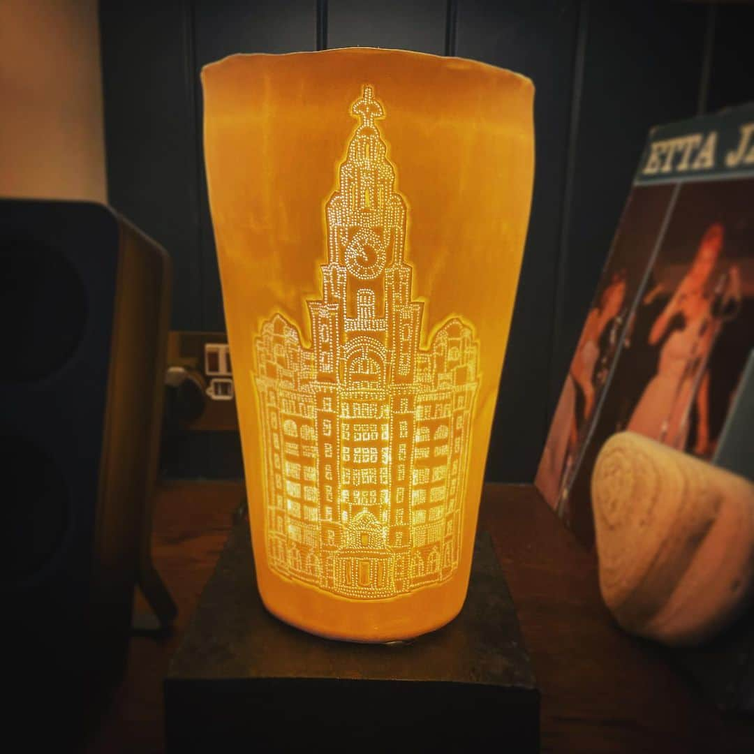 デビッド・モリシーさんのインスタグラム写真 - (デビッド・モリシーInstagram)「Thank you to @marthafreud for my wonderful Liver Buildings Lamp (A Christmas Present to myself) It’s truly beautiful!!」1月19日 5時04分 - davidmorrissey