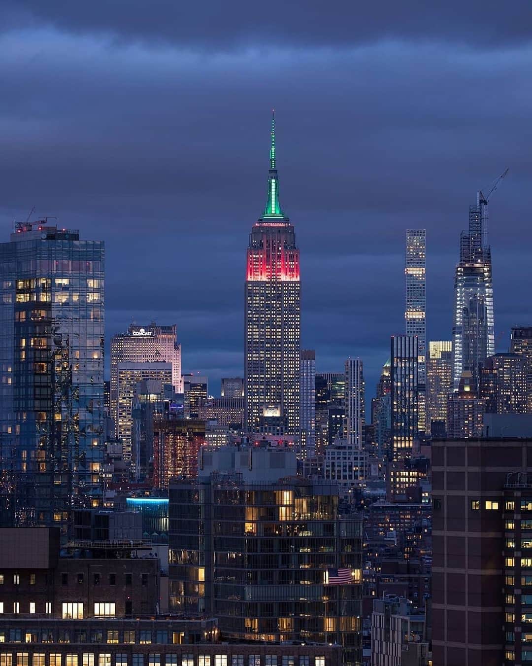 Empire State Buildingのインスタグラム：「In honor of Martin Luther King, Jr. Day, our tower will illuminate in red, black & green this evening. #MLK #MLKDay    📷: @maximusupinnyc  #EmpireStateBuilding」