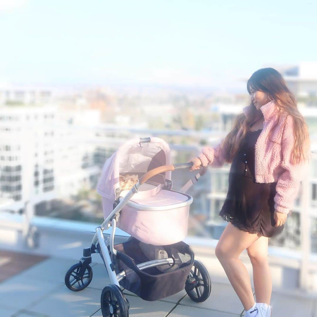 エリーゼ・エストラーダのインスタグラム：「#AD Getting some practice with Wonton and the @uppababy Vista V2 stroller in Alice! 😂 Can’t wait to put baby girl in there and stroll. Shall I make it a double stroller and act like a frantic mom with twins?  . Happy Monday btw loves!! I’ve been on nesting mode...which is why I’ve been off social media. Would you like to see an almost finished nursery?!  . #30weekspregnant」