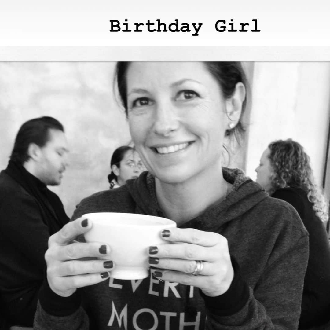 クリスティー・ターリントンのインスタグラム：「Happy Birthday to my sister-in-law, who is also my SISTER @kellytburns who has been there for me since I came into this world. Your radiant smile and spirit give all of us who are lucky to know you so much joy. Shine on, sweet sister. Today and every day. I love you. ❤️」