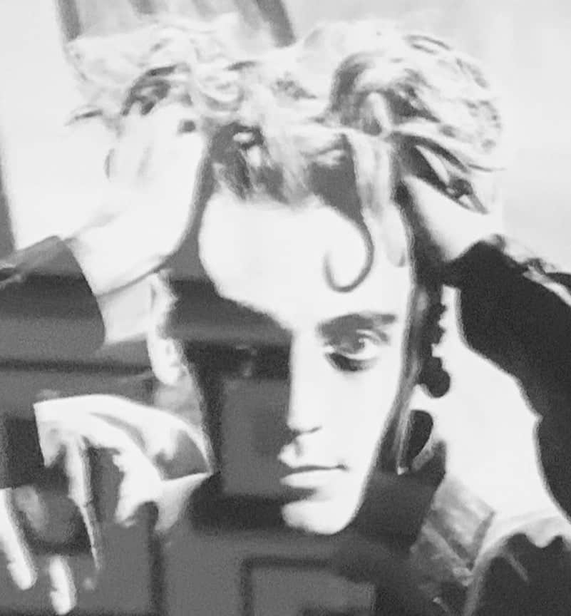 JULIEN D'YSのインスタグラム：「Il y a un an c’était le show @commedesgarcons men show  17 janvier 2020 i will never forget !!! Avant le chaos 💥My portrait by Karl @karllagerfeld #doctormabuse 🦠.........🌞#janvier18.2021」