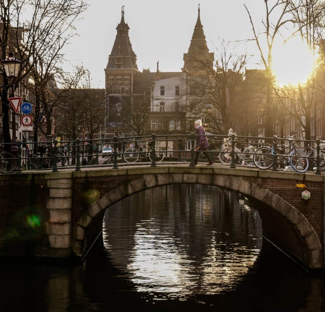 National Geographic Travelさんのインスタグラム写真 - (National Geographic TravelInstagram)「Photo by Muhammed Muheisen @mmuheisen / With the Rijksmuseum in the background, a woman crosses a bridge over a canal in Amsterdam, Netherlands. For more photos and videos from different parts of the world, follow me @mmuheisen and @mmuheisenpublic. #muhammedmuheisen #Amsterdam #Netherlands」1月19日 16時39分 - natgeotravel