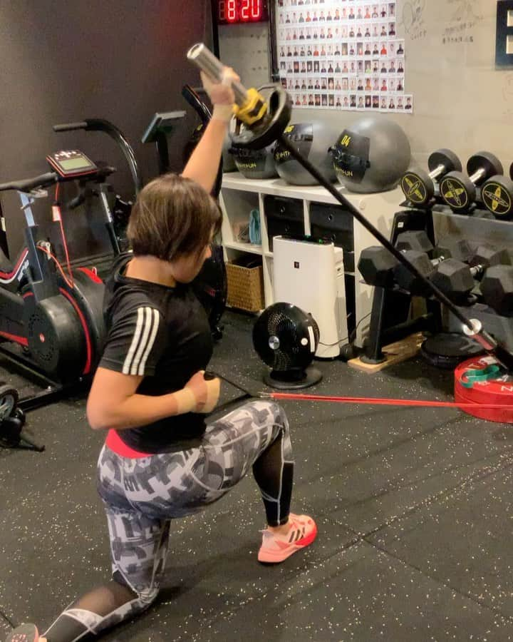 岡山絵里のインスタグラム：「肩背中オワタ🤢 #blitzgym」