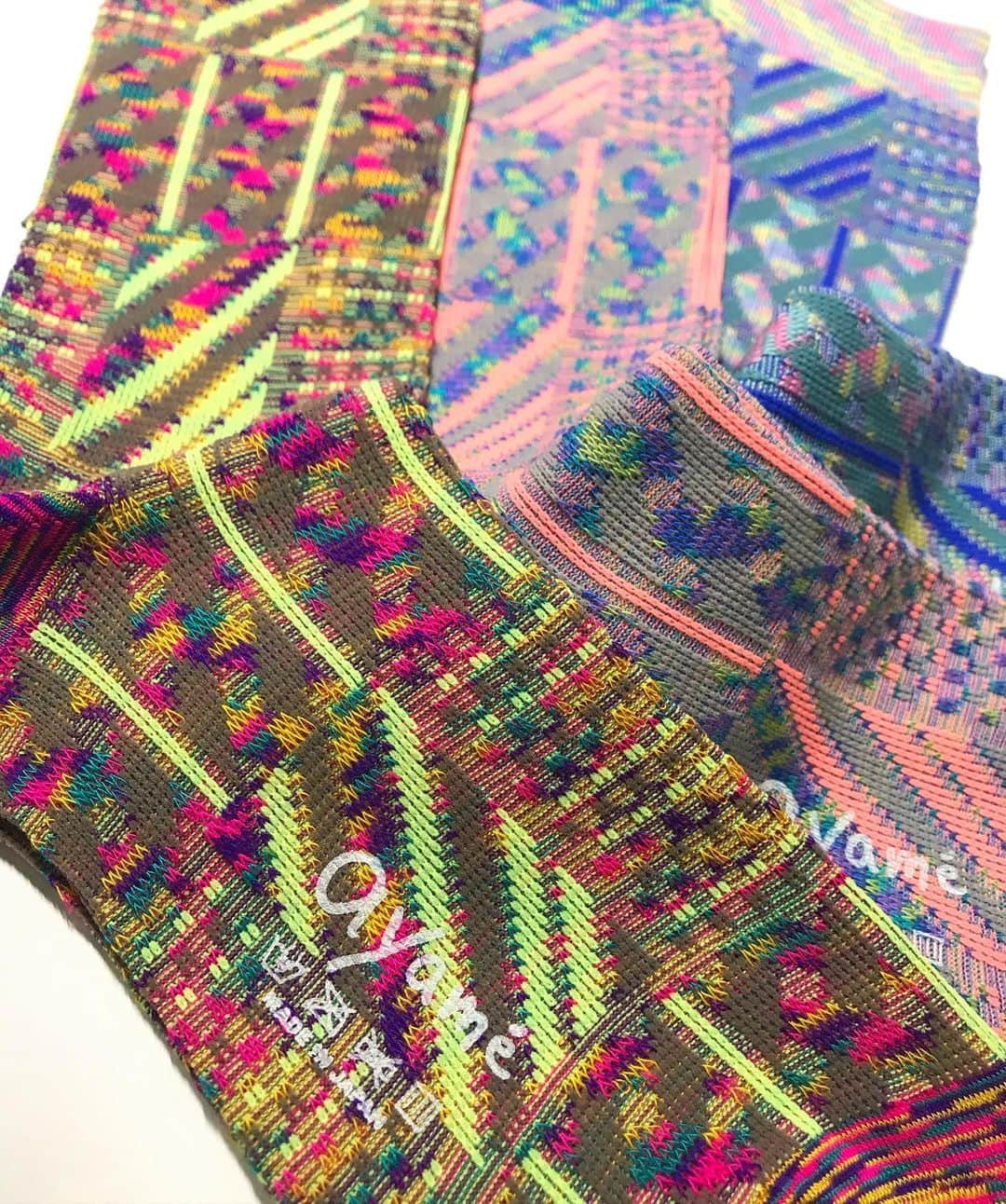 アヤメのインスタグラム：「Marble yarn Men’s socks🧦 #ayamesocks #mensocks レインボーマーブル糸🌈 #メンズソックス #くつした #🧦 #fashionsocks #textiledesign #designsocks」