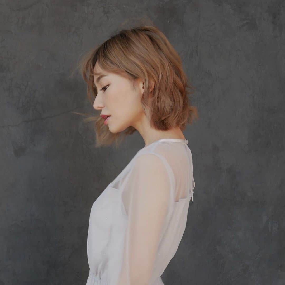 宮本沙恵のインスタグラム：「私の信頼する2人の共同作品。 育てるハイトーンカラー🤍 . hair color @ai_sato_s  hair cut @yusuke_komiya_air  . #ヘアスタイル#ヘアカラー#ボブ」