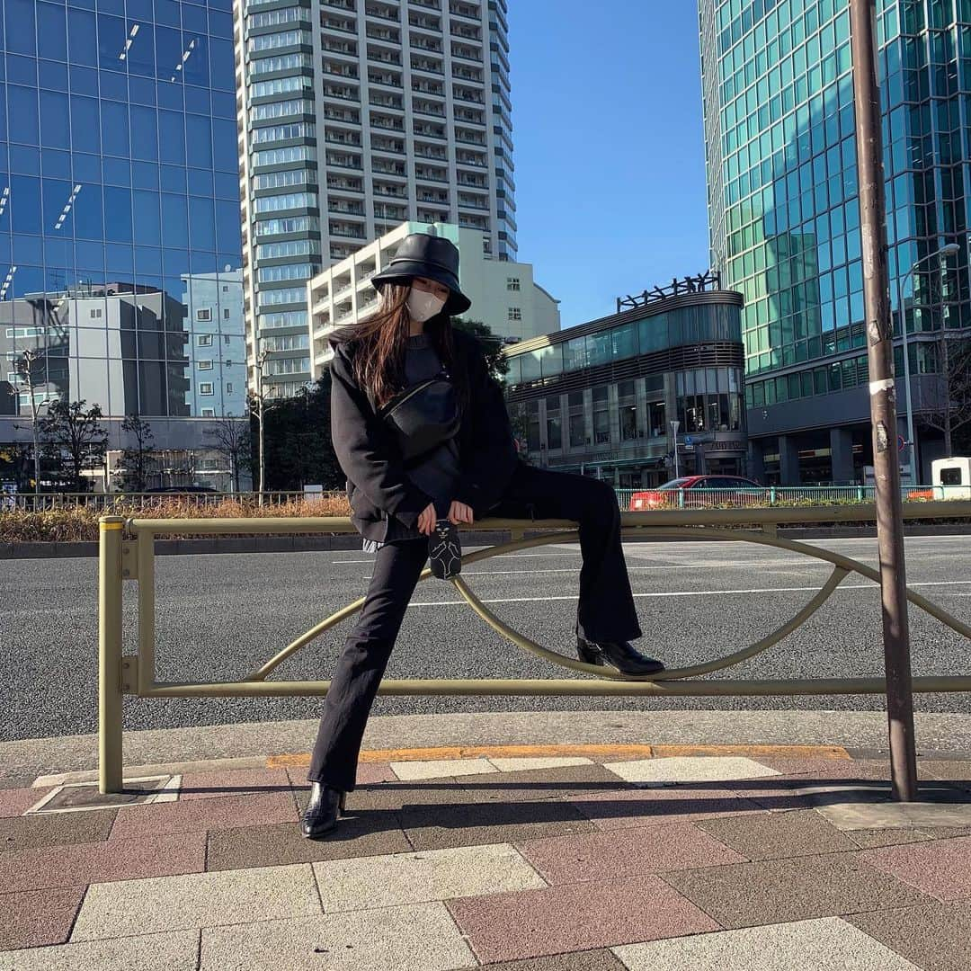 長見玲亜さんのインスタグラム写真 - (長見玲亜Instagram)「🐈‍⬛  Hat :  #gouge  Waist pouch :  @moussyofficial  Parker :  #オンワード樫山  Knit :  @archives__official  Pants :  @bershka   ポイントは @ripndip のスマホケースです🐈‍⬛🐈‍⬛🐈‍⬛」1月19日 16時37分 - rea_nagami_official