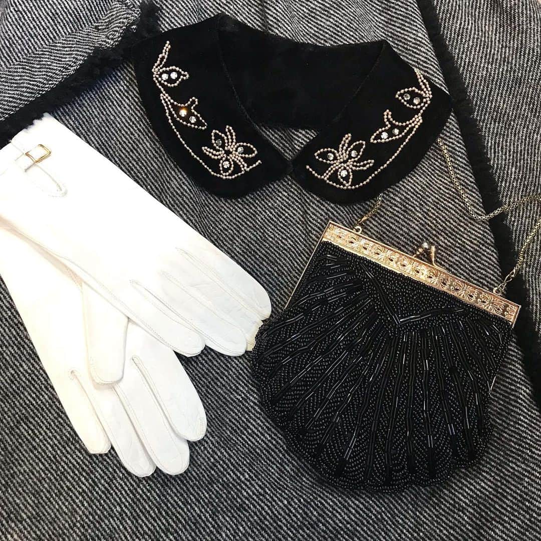 NUTTY Vintage&Collectibleのインスタグラム：「💐💐Formal Fair 2021💐💐  NEW ARRIVAL  ☑︎50's black velvet peal collar  ダークカラーなドレスには キラリと光る小物使いで差をつけて。  今なら¥10000以上お買い上げで送料無料&ジュエリー全て10%OFF！ お得な機会に是非ご利用下さい❤️  ---------------------------------------------------- 💐Formal Fair 2021💐1/18(mon)~ ☑︎ヴィンテージジュエリーALL10%OFF  🚌送料無料🚌1/15(fri)~ ☑︎VINTAGE ONLINE STORE ¥10000以上 ☑︎SELECT BOUTIQUE ONLINE STORE ¥5000以上 お買い上げで全国一律送料無料！ （※ONLINE STORE/その他通販全て対象） ----------------------------------------------------」