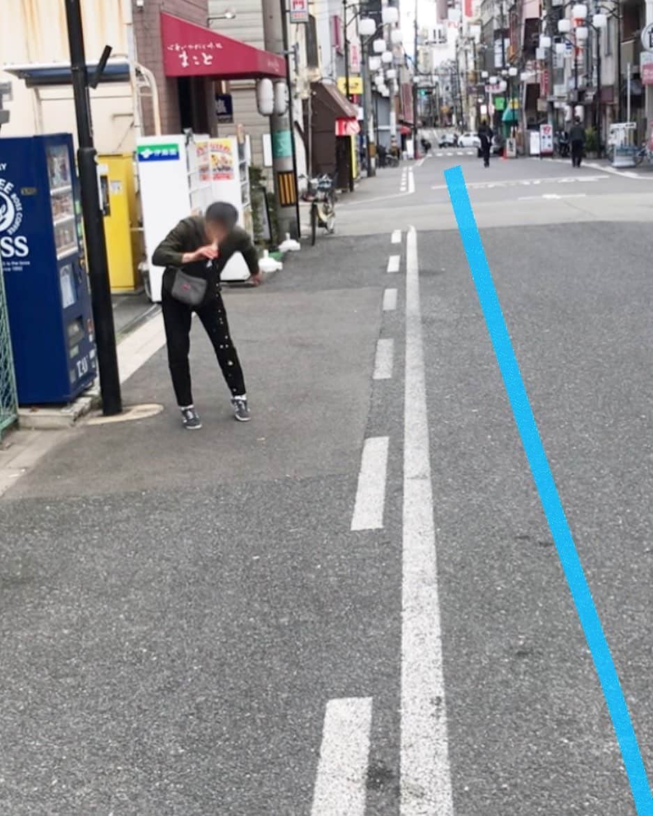 のインスタグラム：「炭酸ジュースが吹き出て焦ってるところをストリートビューに撮られた人  #ストリートビューモノマネ  #ストリートビュー #あるある」